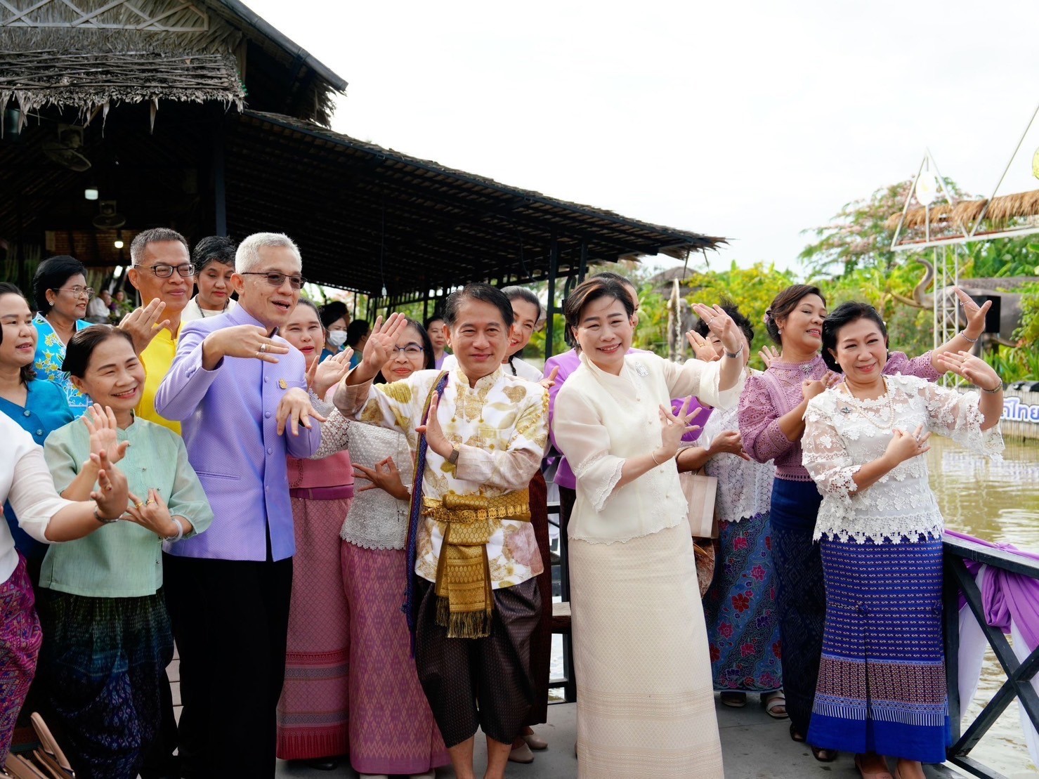 วธ. ชวนแต่งไทย สืบสานประเพณีตักบาตรทางน้ำ