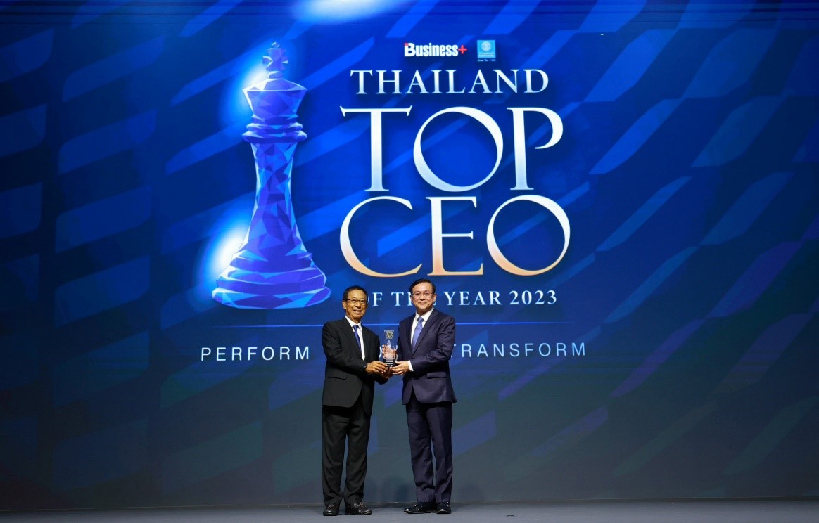 ดร.สมพร คว้ารางวัลสุดยอด CEO ประเภทอุตสาหกรรมประกันภัย
