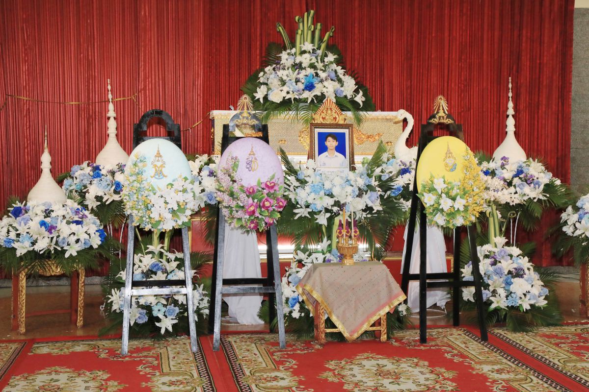 โปรดเกล้าฯ อัญเชิญพวงมาลาหลวง วางหน้าหีบศพ นักเรียน ม.6 โรงเรียนราชวินิต