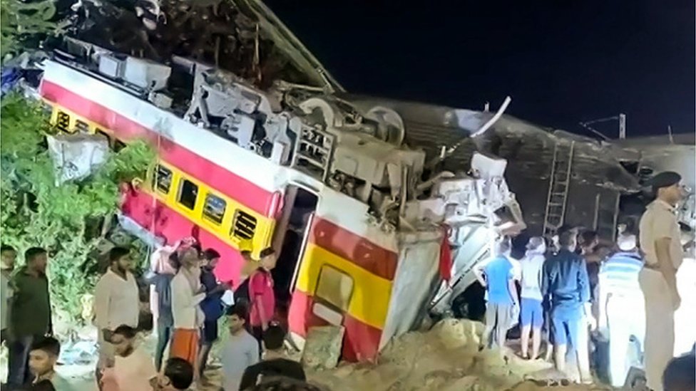 ประมวลภาพ ปฏิบัติการกู้ภัยรถไฟชนกันครั้งรุนแรงในอินเดีย