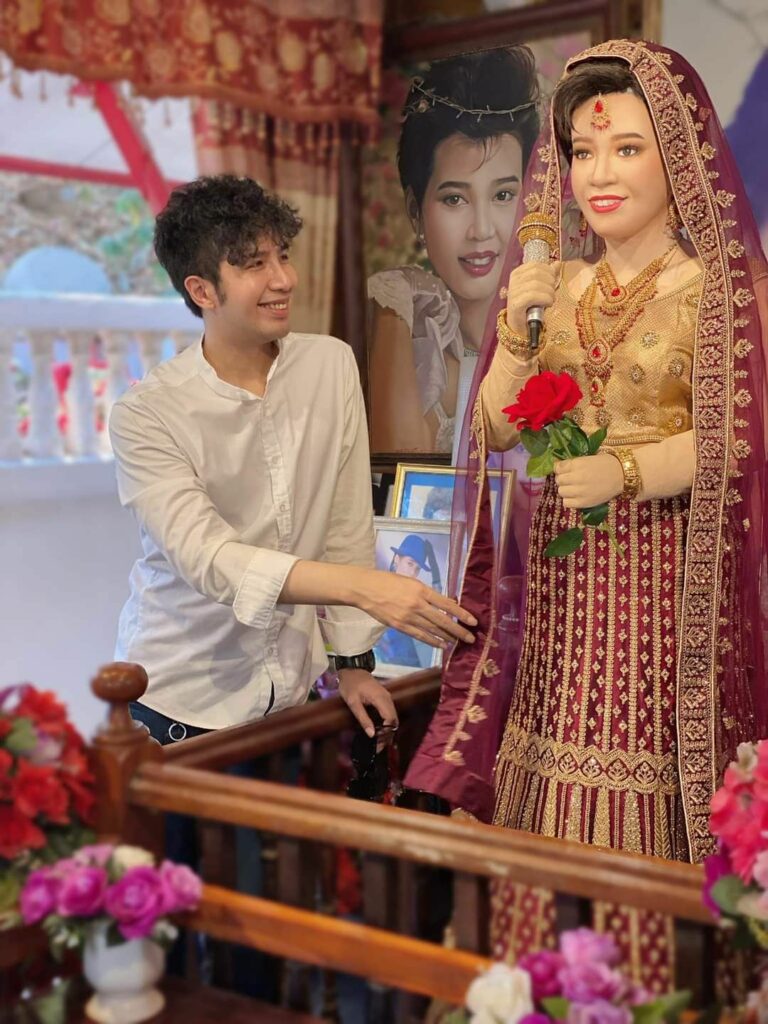 พุ่มพวง ดวงจันทร์