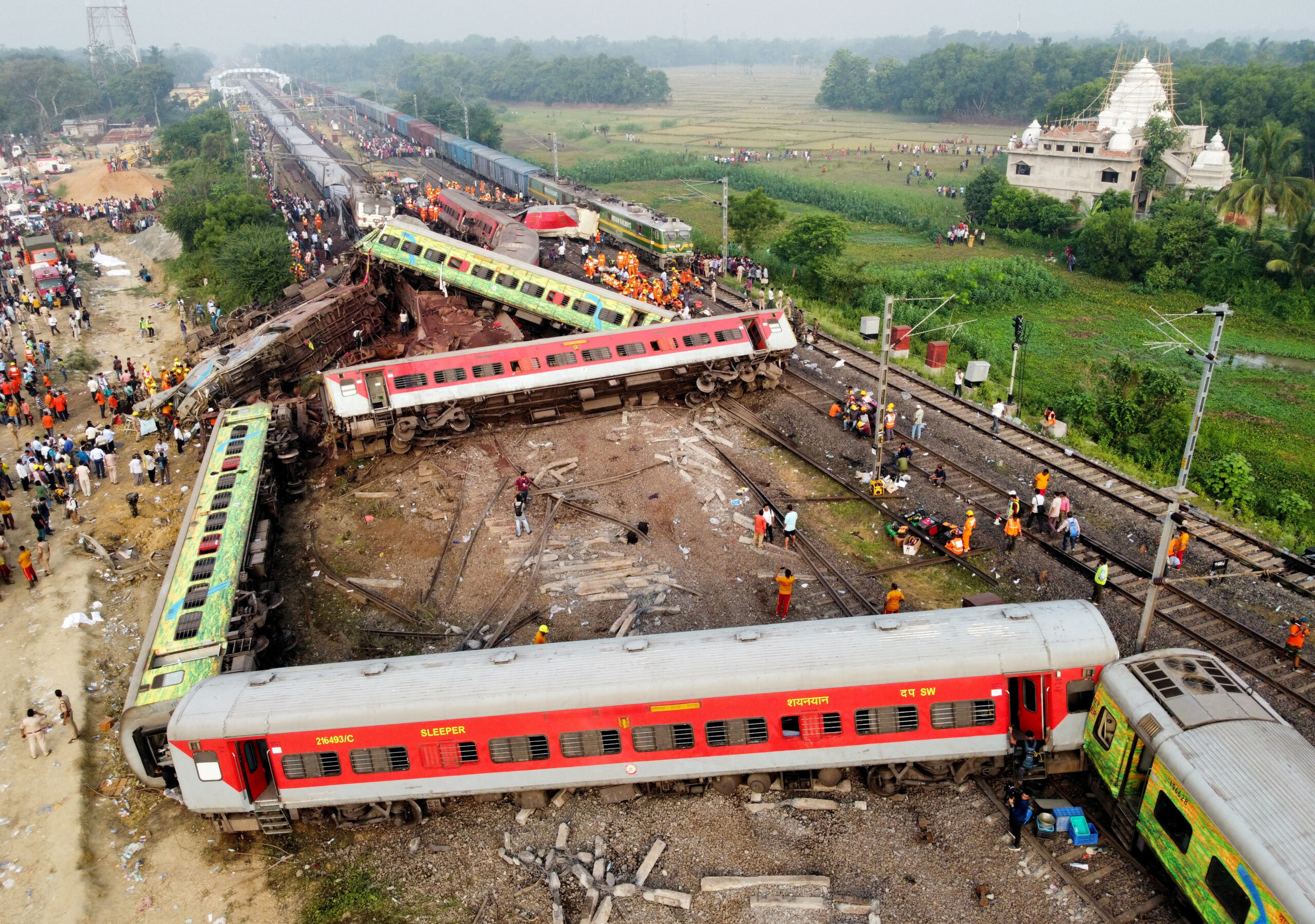 ขบวนรถไฟชนกันในอินเดีย คาดมีผู้เสียชีวิตอย่างน้อย 233 ราย