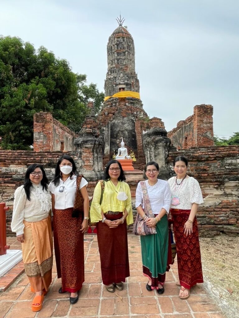 ประชาชนใส่ชุดไทยเที่ยวอยุธยา