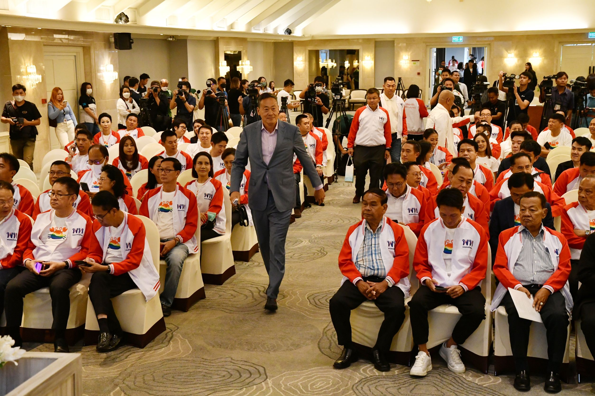 เศรษฐา ทวีสิน
