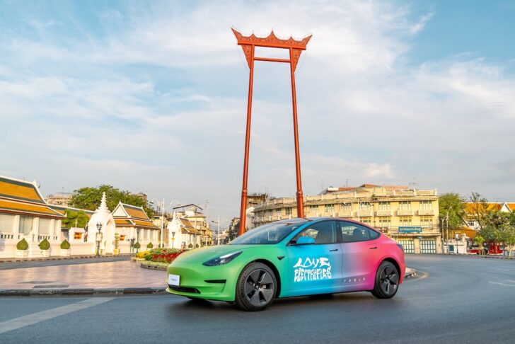 Drive with Pride 2 Tesla โมเดล 3 สีรุ้ง