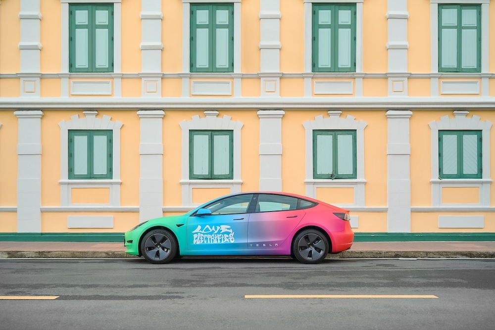 Tesla โมเดล 3 สีรุ้ง