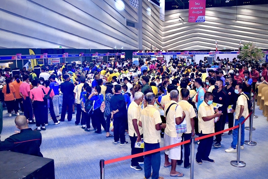 กระทรวงแรงงาน จับมือ พาณิชย์ จัดตลาดหางาน-ธงฟ้า มีสินค้าลด 55%