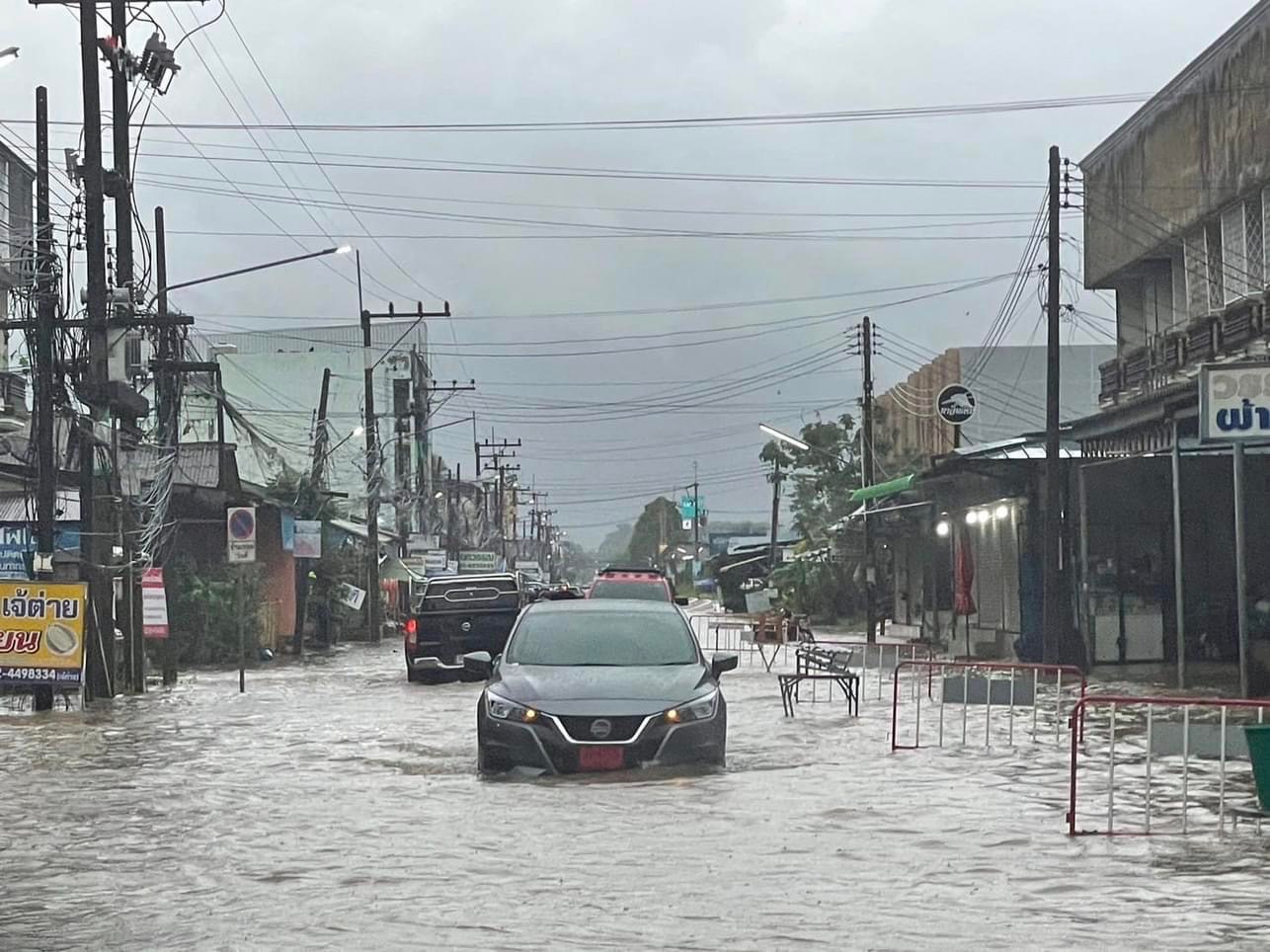 เมืองจันทบุรีอ่วม ฝนกระหน่ำ ระบายไม่ทัน ท่วมแยกตลาดพลับพลา