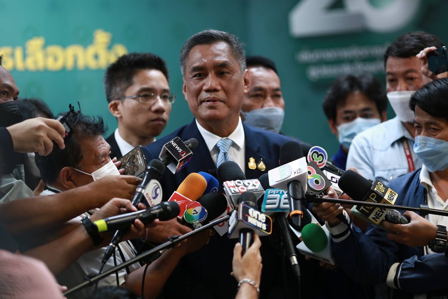 ประธาน กกต. ยังไม่แขวน “พิธา” จ่อพิจารณา 3 คำร้องหุ้นสื่อ