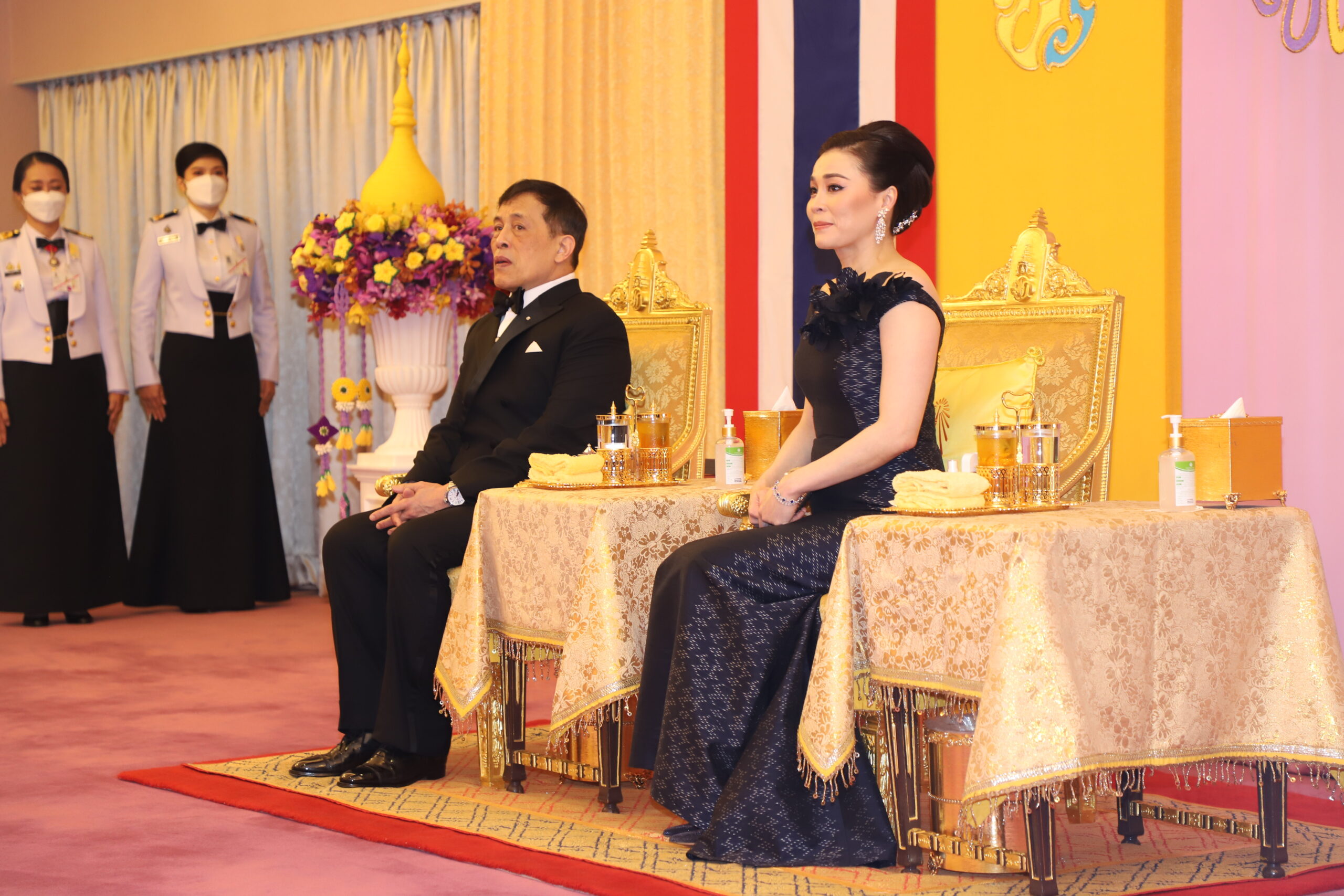 ในหลวง-พระราชินี ทอดพระเนตรการแสดงคอนเสิร์ต เทิดพระเกียรติบิดาทหารเรือ