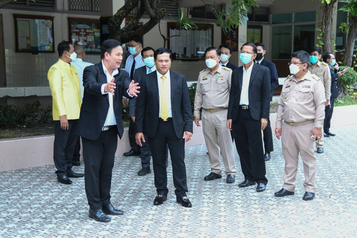 ศธ.มอบเงินช่วยผู้ได้รับผลกระทบถังดับเพลิงระเบิด โรงเรียนราชวินิต