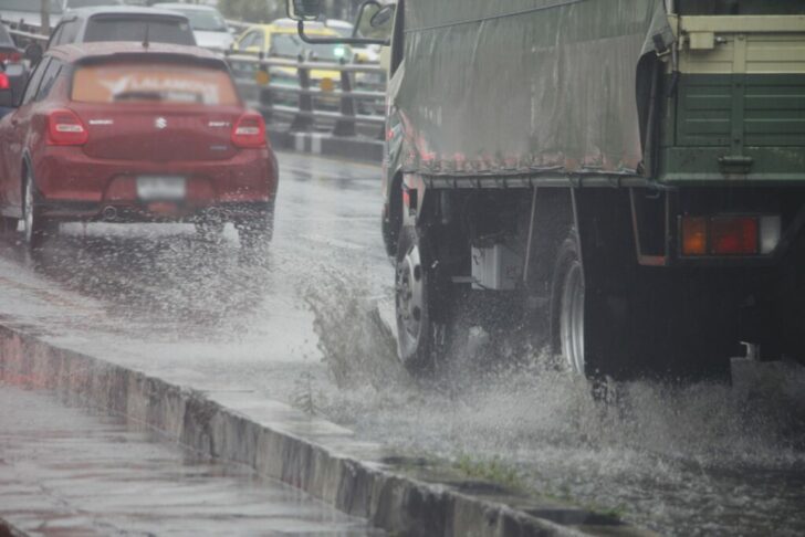 ขับรถฝนตกถนนเปียก5-39-1024x683 ฝนตก สภาพอากาศ