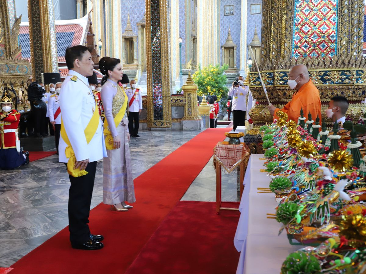 ในหลวง พระราชินี ทรงบำเพ็ญพระราชกุศล เฉลิมพระชนมพรรษา และวิสาขบูชา 2566