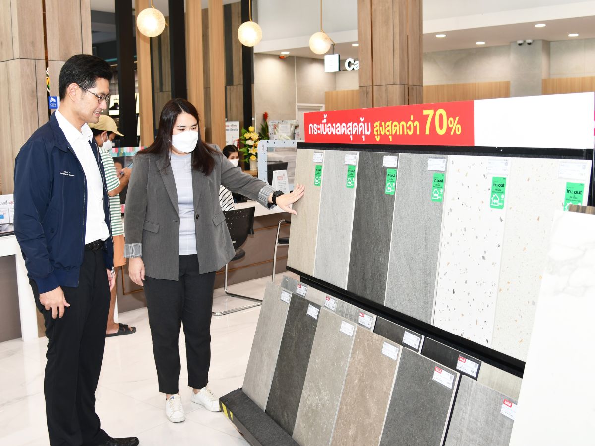 ผู้ประกอบการห้างสรรพสินค้า ขานรับจัดโปรโมชั่น ลดราคาสินค้ารับหน้าฝน