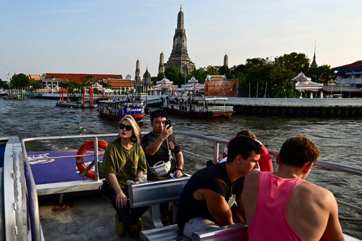 นักท่องเที่ยว-วัดอรุณราชวราราม-เรือ-แม่น้ำเจ้าพระยา นักท่องเที่ยวนั่งเรือชมวิวสองฝั่งแม่น้ำเจ้าพระยา ด้านหลัง ปรากฏวิวพระปรางค์วัดอรุณราชวราราม