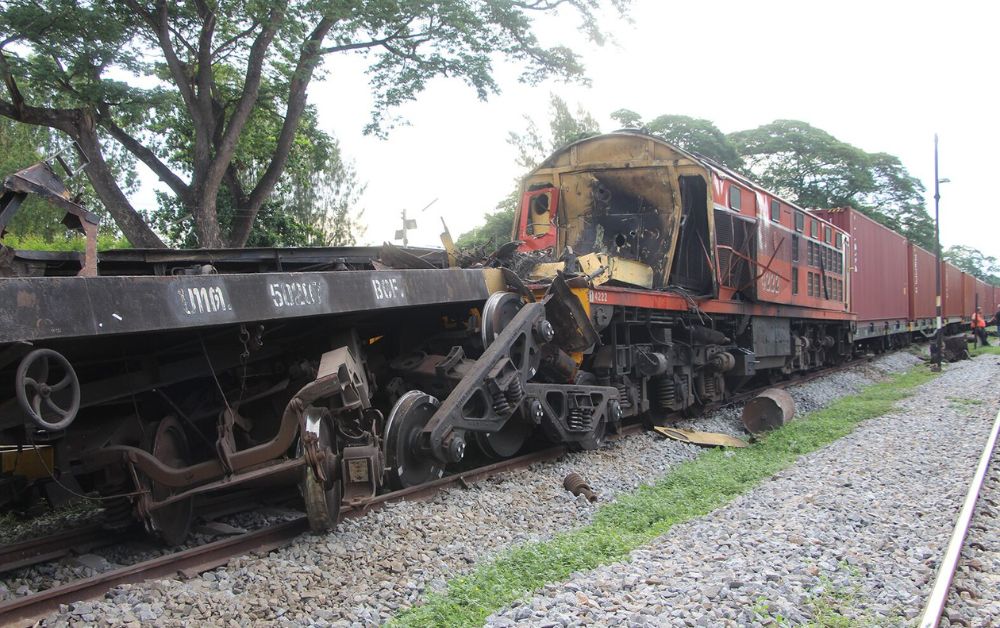 ขบวนรถไฟบรรทุกสินค้า ชนขบวนรถพ่วงที่จ.ราชบุรี บาดเจ็บ 3 ราย