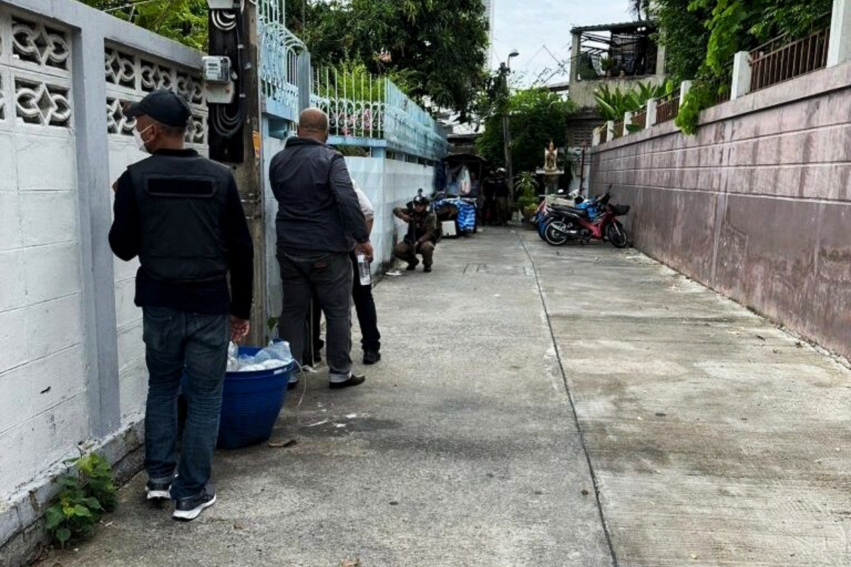 ตำรวจปิดล้อมบ้านชายวัย 67 ปี หลังก่อเหตุยิงชายวัย 51 ปี เสียชีวิต