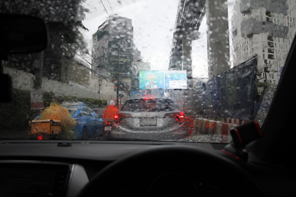 กรมอุตุฯ เตือนพื้นที่ 43 จังหวัด รวม กทม. รับมือฝนตกหนักวันนี้ (4 ก.ย.)