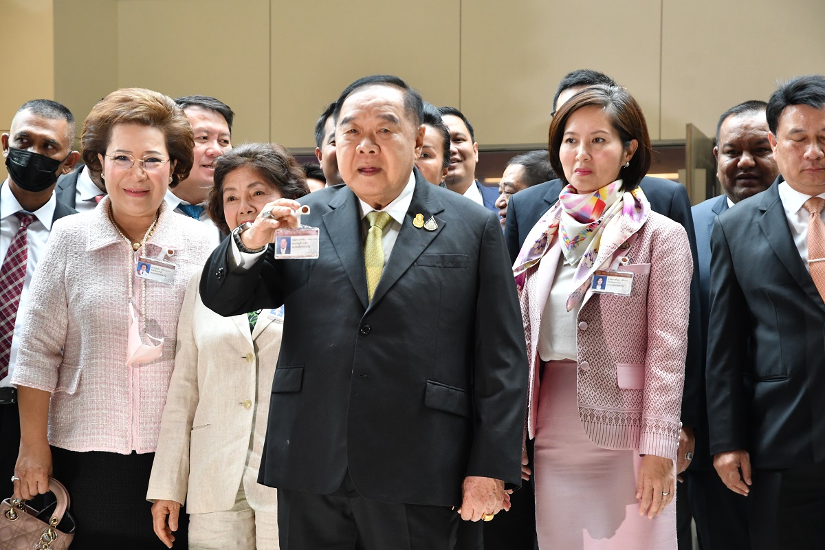 พล.อ.ประวิตร รายงานตัวเป็น ส.ส.บัญชีรายชื่อ คนเดียวพรรคพลังประชารัฐ