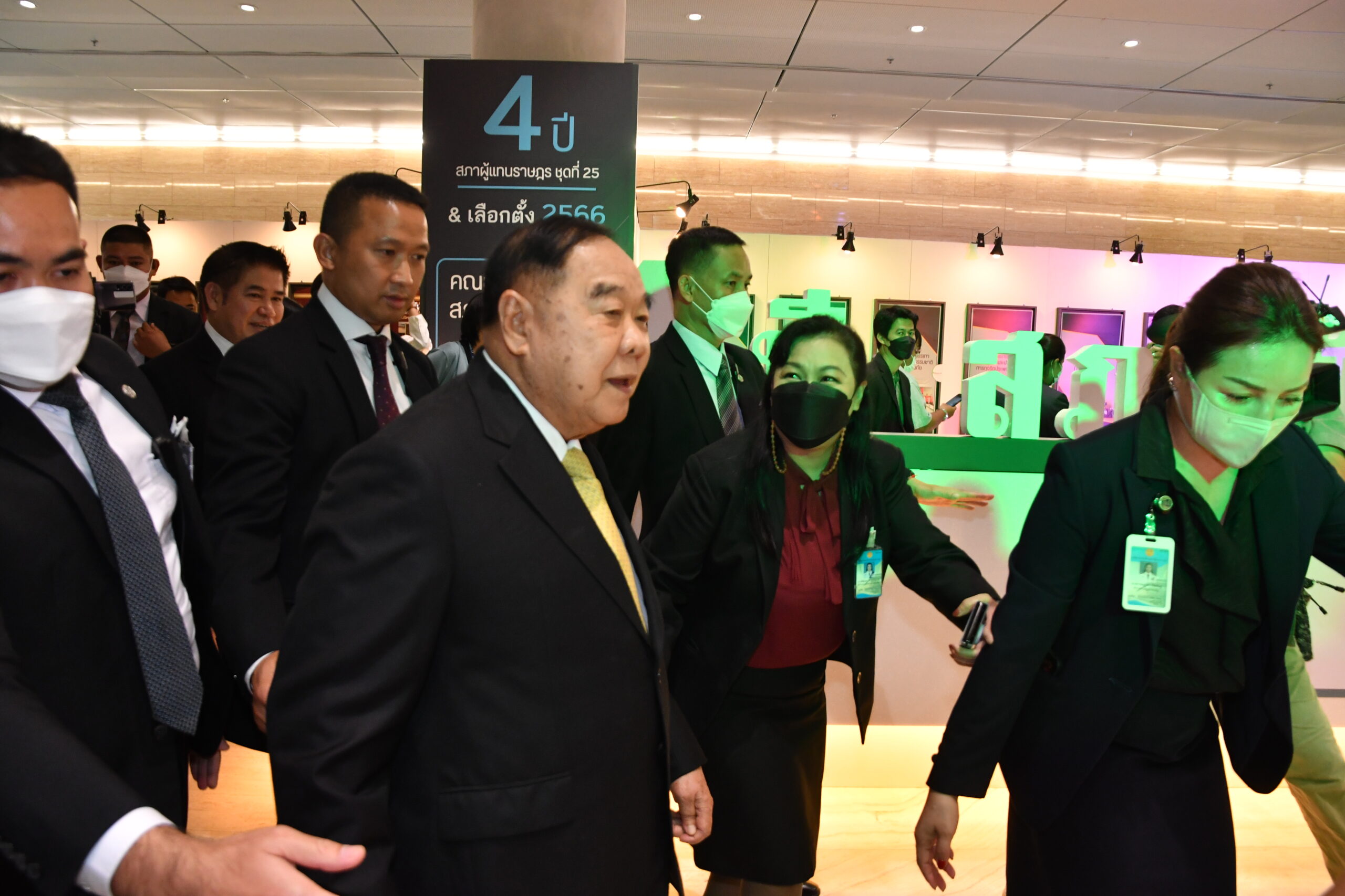 พล.อ.ประวิตร รายงานตัว เป็น ส.ส.บัญชีรายชื่อ พลังประชารัฐ 