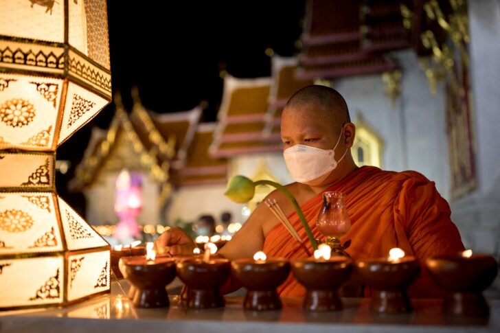 วัด-พระสงฆ์-ทำบุญ-วิสาขบูชา พระสงฆ์กำลังจุดเทียน เนื่องในวันวิสาขบูชา ปี 2565 ภาพถ่าย ณ วัดเบญจมบพิตรดุสิตวนารามราชวรวิหาร