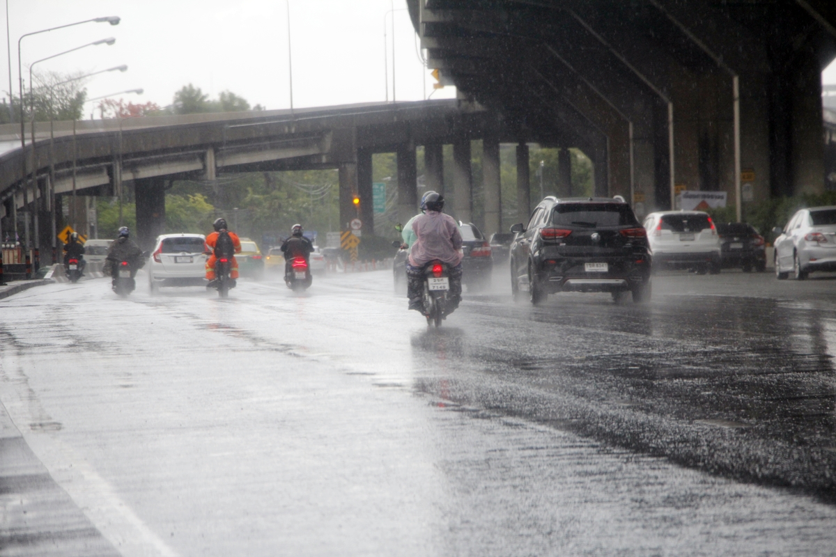 สภาพอากาศวันนี้ กรมอุตุฯ เตือน กรุงเทพฯ เตรียมเจอฝนบ่ายถึงค่ำ