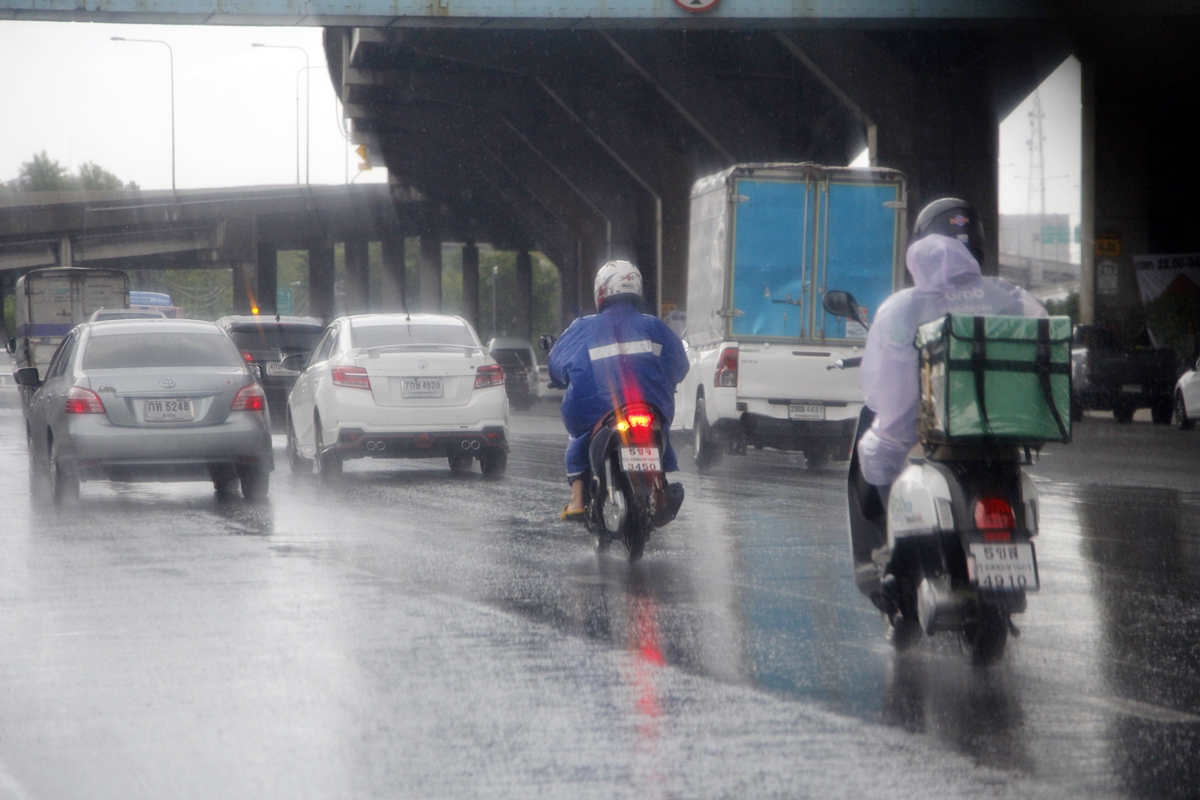 กรมอุตุฯเตือน อากาศแปรปรวน มีพายุฝนฟ้าคะนอง อุณหภูมิลด 1-3 องศา