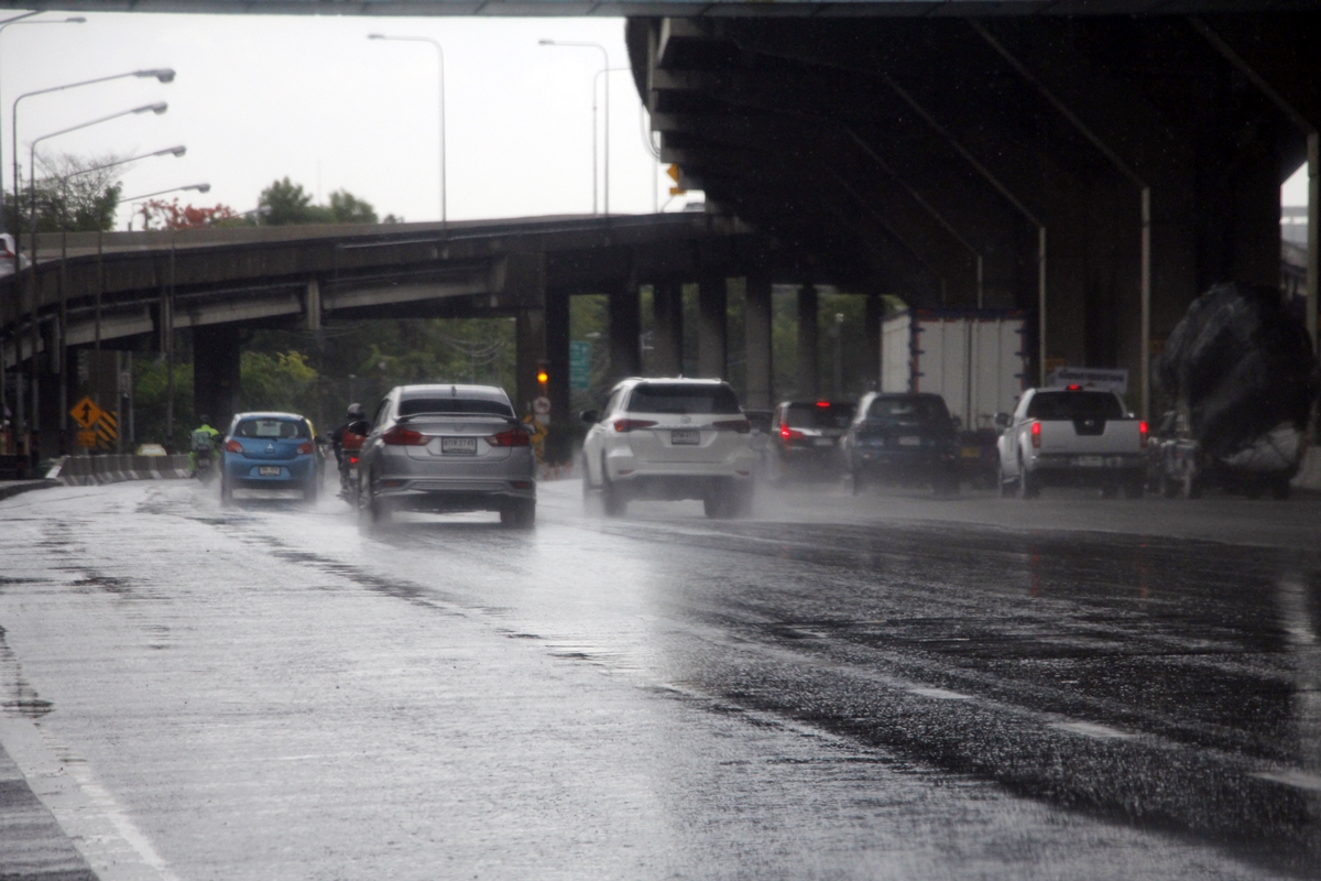 กรมอุตุฯ เผยสภาพอากาศวันนี้ 35 จังหวัดฝนฟ้าคะนอง กทม.ฝนตก 40%