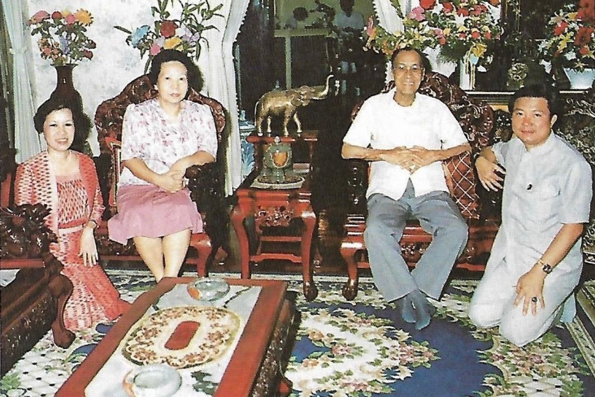 คุณจุล กาญจนลักษณ์ และภรรยา ถ่ายภาพกับคุณเจริญ และคุณหญิงวรรณา สิริวัฒนภักดี เมื่อปี 2530