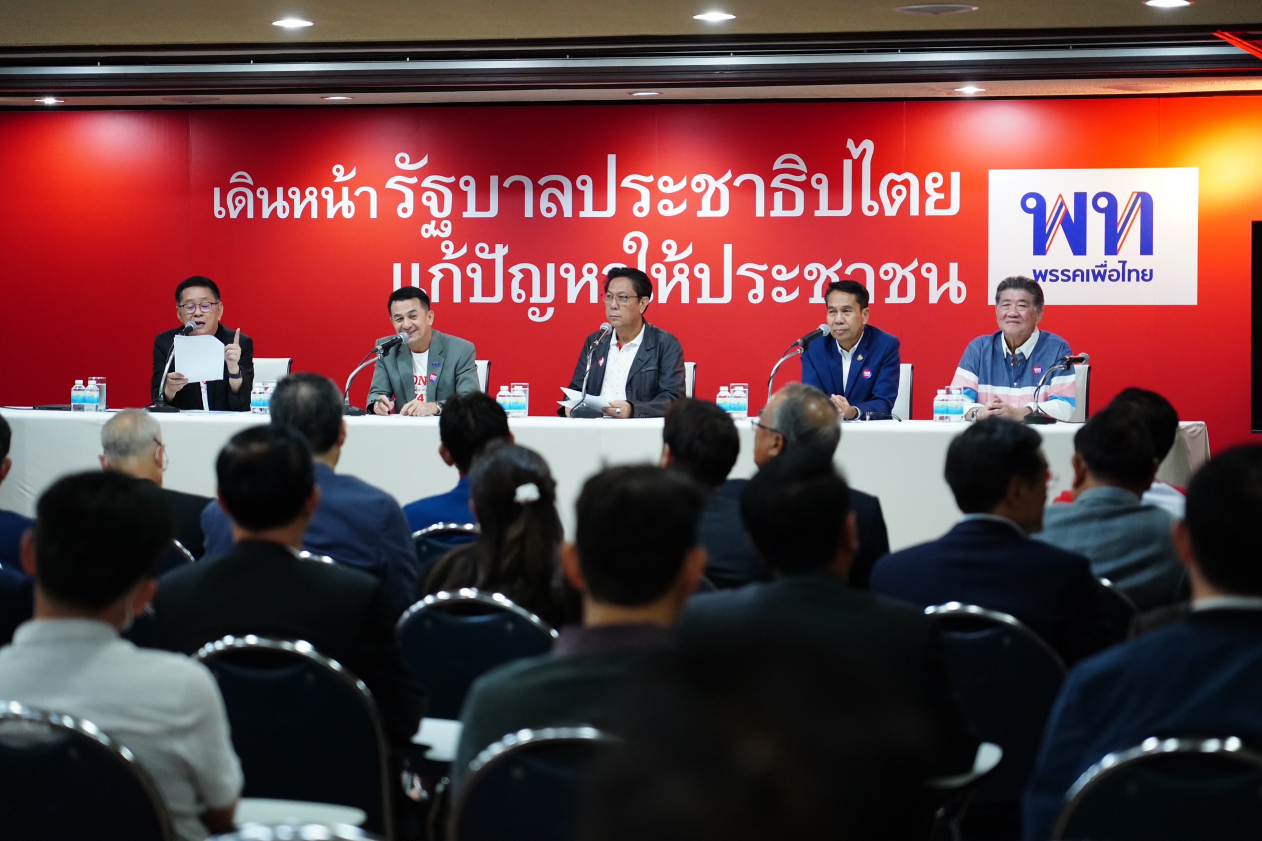 ทักษิณวิดีโอคอล บอก สส.เพื่อไทย ฉลองวันเกิดต่างประเทศปีสุดท้าย
