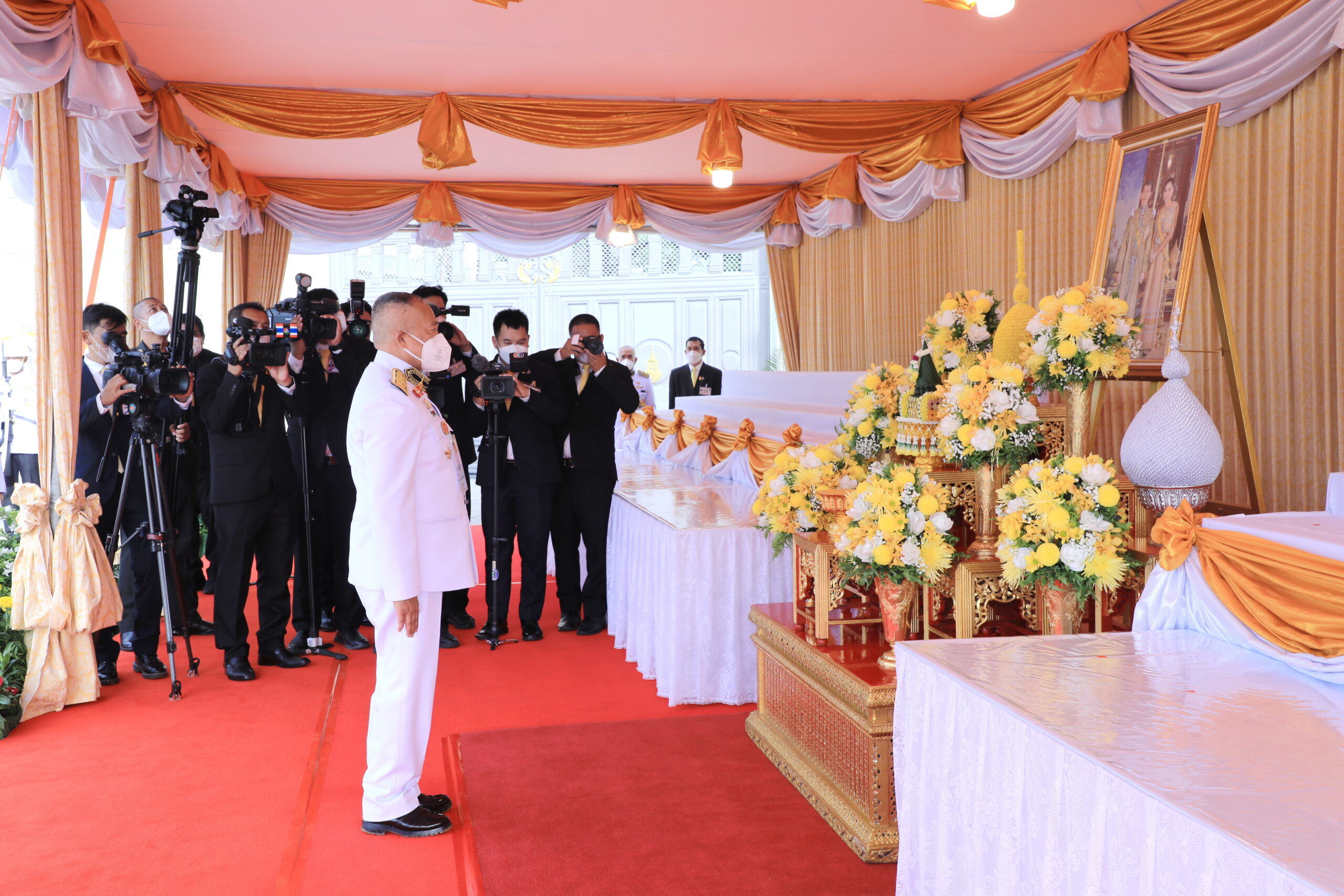 โปรดเกล้าฯ พล.อ.อ.สถิตย์พงษ์ รับเครื่องราชสักการะและพานพุ่ม เนื่องในโอกาสวันเฉลิมพระชนมพรรษา