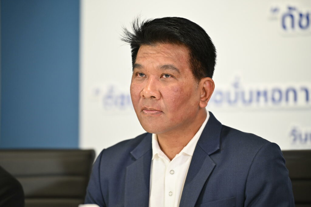 นายธนวรรธน์ พลวิชัย