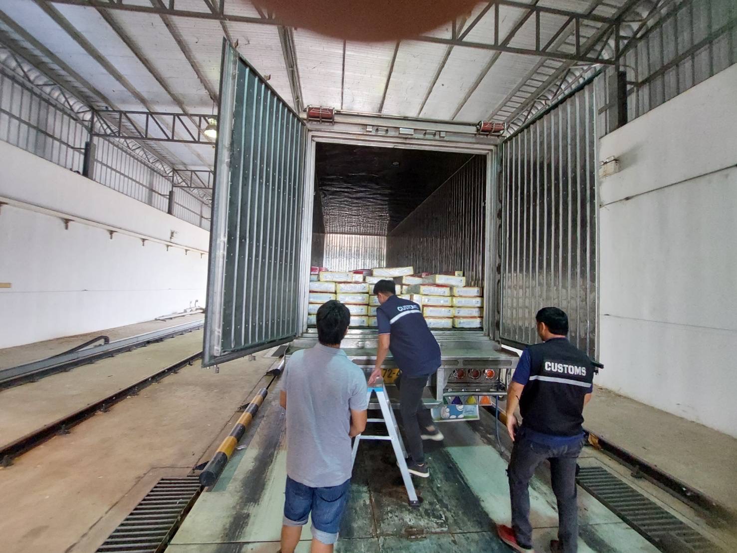กรมศุลกากรจับกุมเนื้อควายเถื่อน ลอบนำเข้า 6,000 กิโลกรัม ที่ประจวบฯ