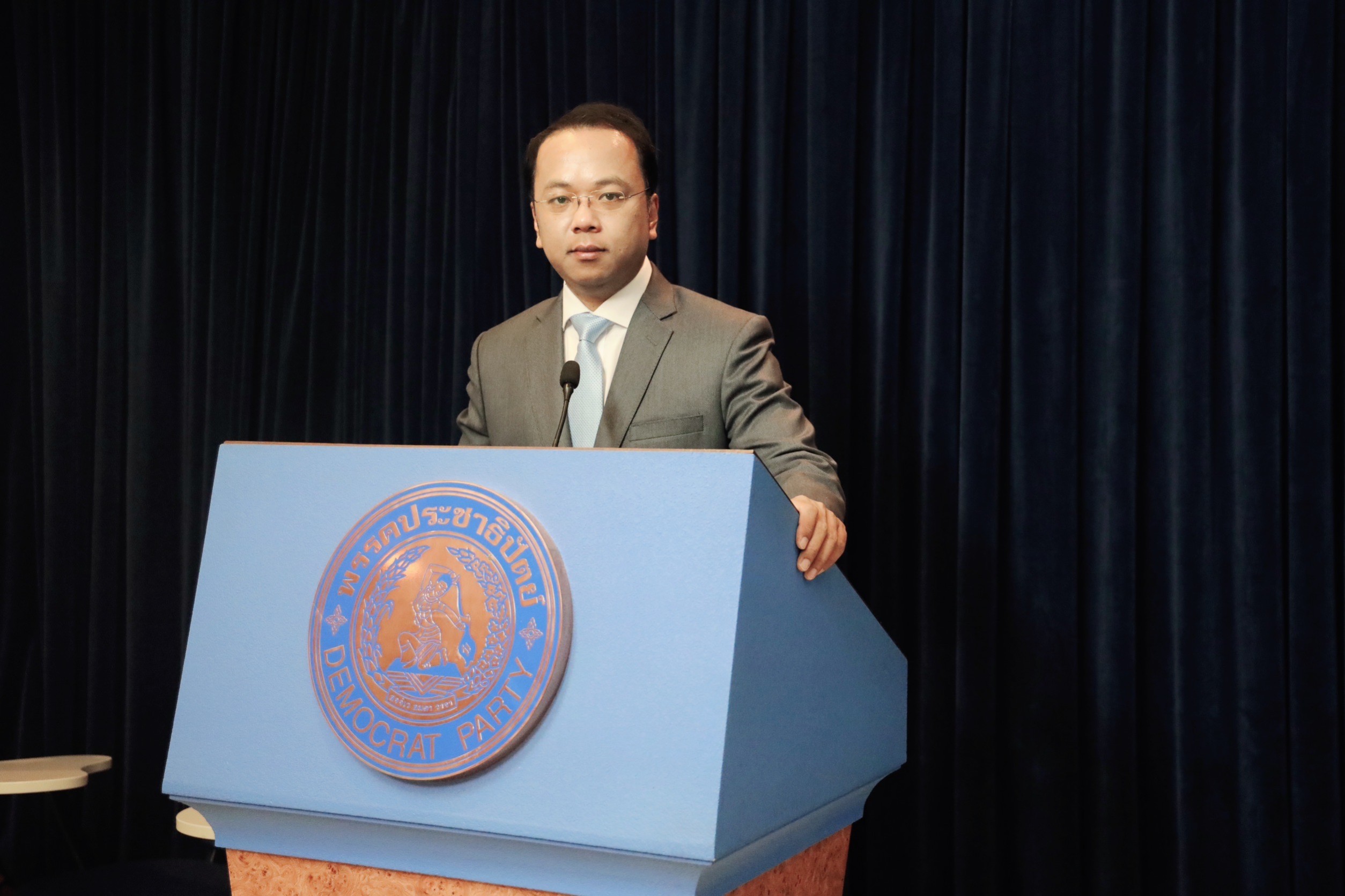 โฆษกประชาธิปัตย์ ไม่รู้เรื่องหัวหน้าพรรคบินพบทักษิณดีลร่วมรัฐบาล