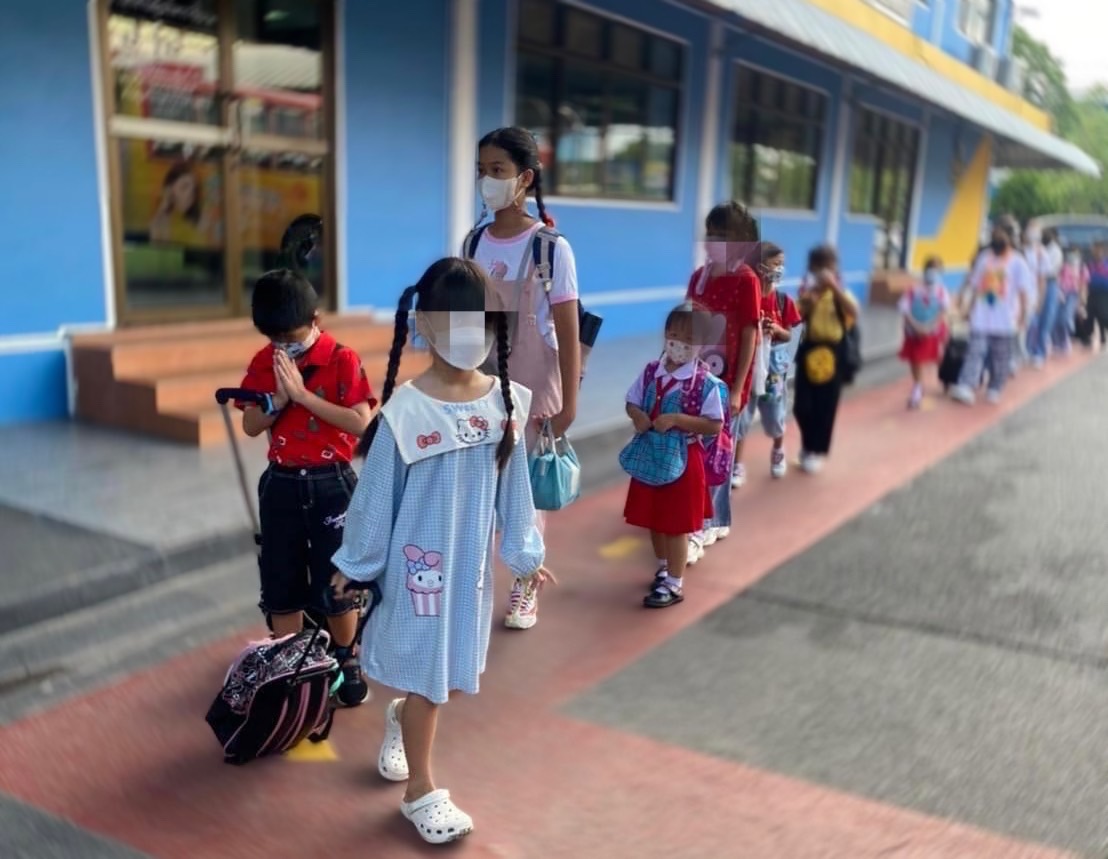 นักเรียนโรงเรียนฤทธิยะวรรณาลัย แต่งชุดอิสระไปเรียนวันแรกอย่างคึกคัก