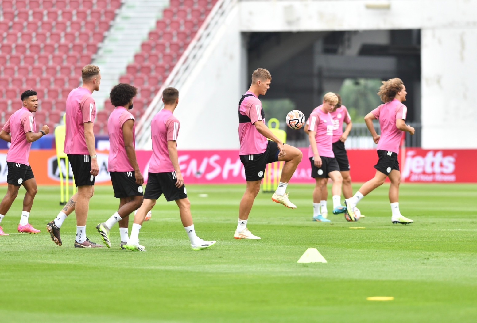 สเปอร์ส-เลสเตอร์ ลงซ้อมราชมังฯ เรียกความฟิต ก่อนเตะอุ่นเครื่อง พรุ่งนี้