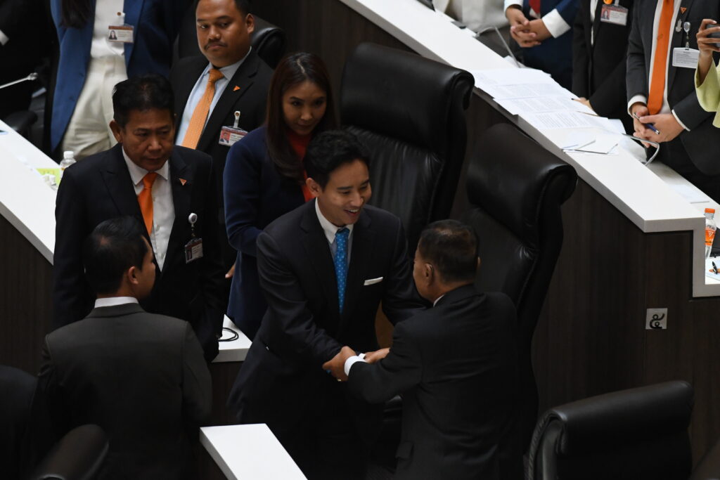 นายพิธา ลิ้มเจริญรัตน์ 