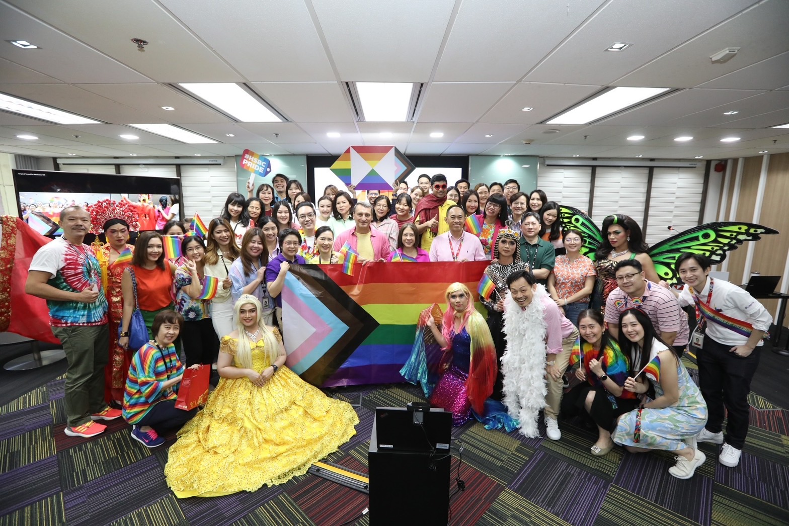 HSBC ให้พนักงาน LGBTQ+ ลาเลี้ยงดูบุตรได้สูงสุด 126 วัน รับค่าจ้างตามปกติ