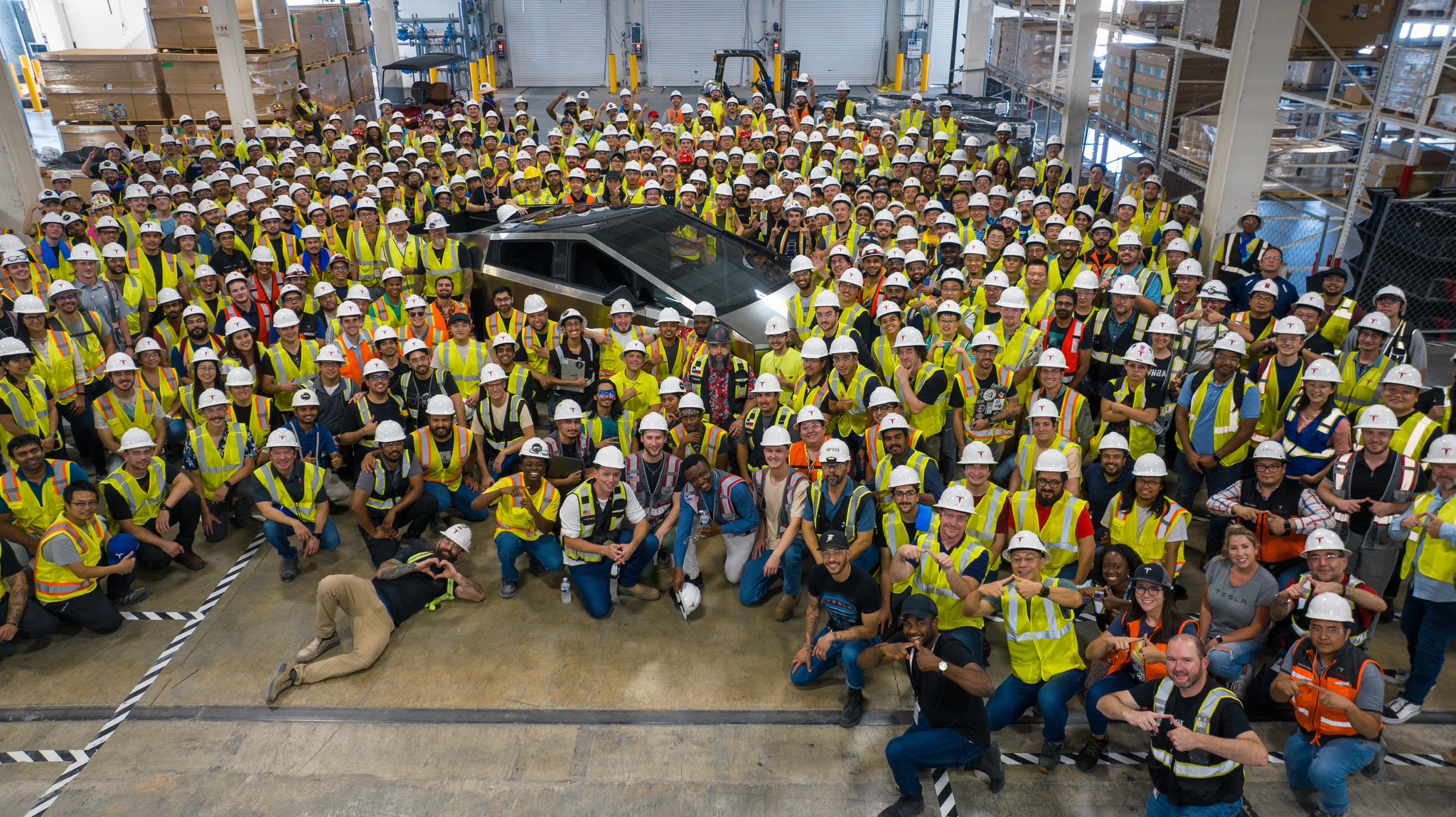 เผยโฉม Cybertruck กระบะไฟฟ้าคันแรกของ Tesla ออกจากโรงงานแล้ว 