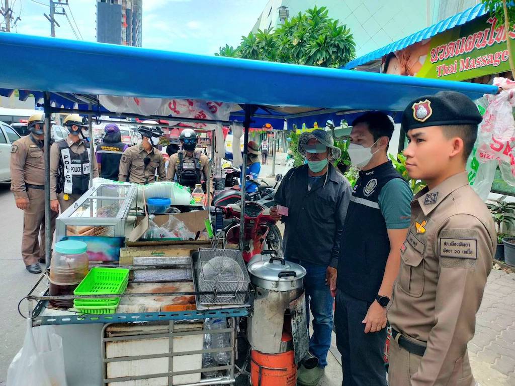 ตรวจพัทยา คนต่างชาติแย่งอาชีพคนไทย ดำเนินคดี-ส่งกลับประเทศ