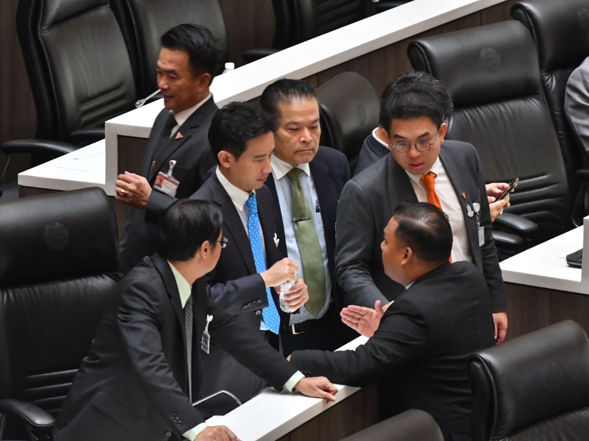 พิธา ถูกสั่งหยุดปฏิบัติหน้าที่ ส.ส. รัฐสภาตัดออกจากองค์ประชุม