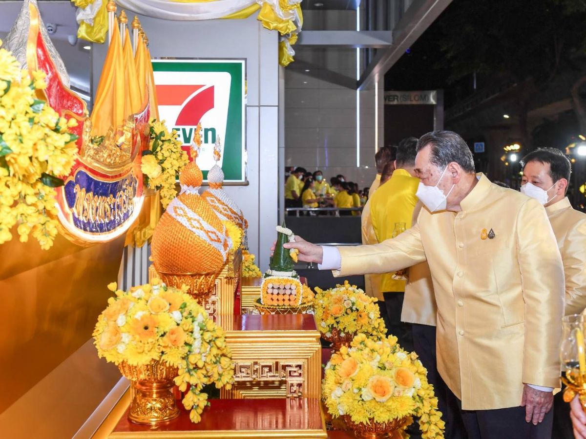 เครือซีพีจัดพิธีทำบุญตักบาตรพระสงฆ์  72 รูป เนื่องในวันเฉลิมพระชนมพรรษา