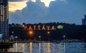 ป้าย Pattaya City ในยามพลบค่ำ