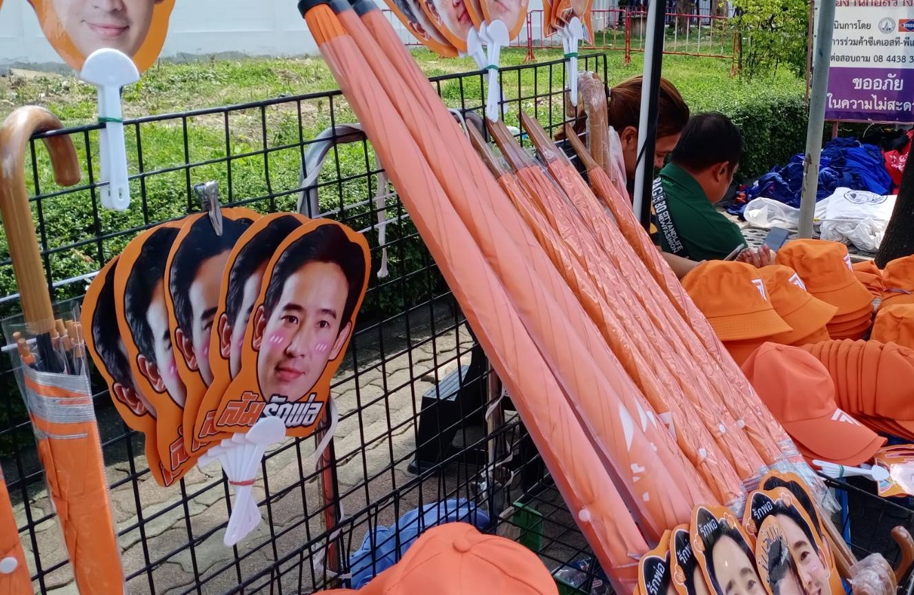 ด้อมส้มคึก ลุ้น พิธา นั่งนายกฯ เงินสะพัด ซื้อสินค้าโลโก้ก้าวไกล