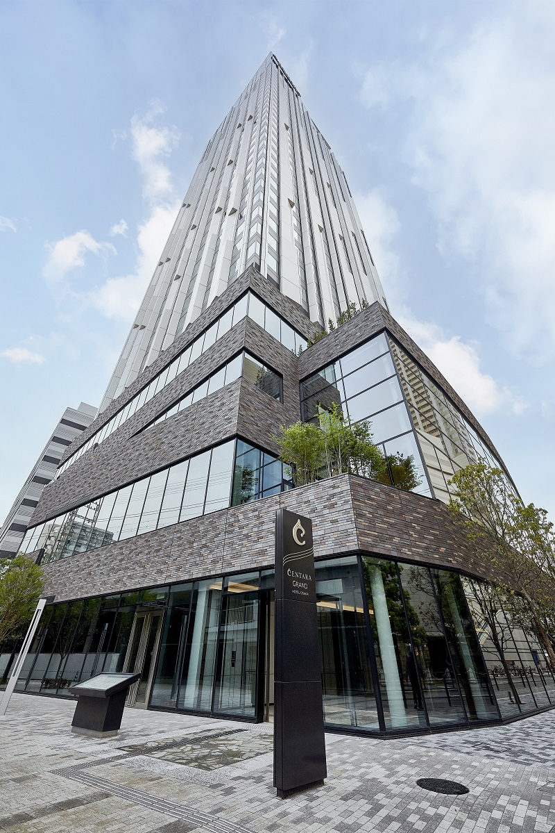 โรงแรมเซ็นทารา แกรนด์ โอซาก้า เป็นอาคารสูง 33 ชั้น ตั้งอยู่ในย่านนัมบะ รอบข้างมีทางเท้าที่เรียบ ปลอดสายไฟ