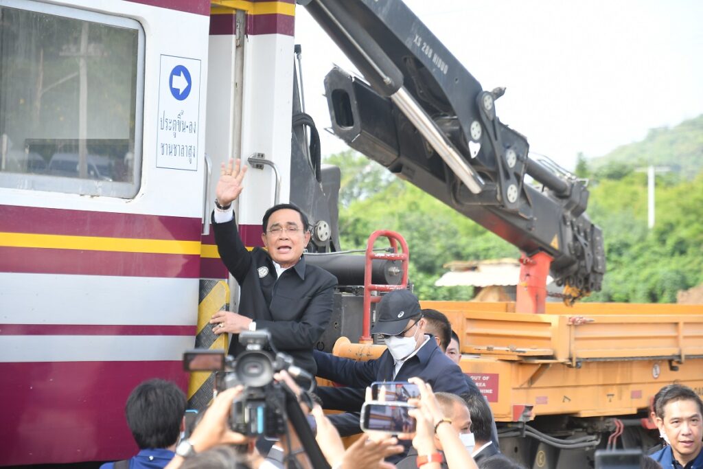ประยุทธ์ตรวจเยี่ยมรถไฟทางคู่ “มาบกะเบา-ชุมทางถนนจิระ”