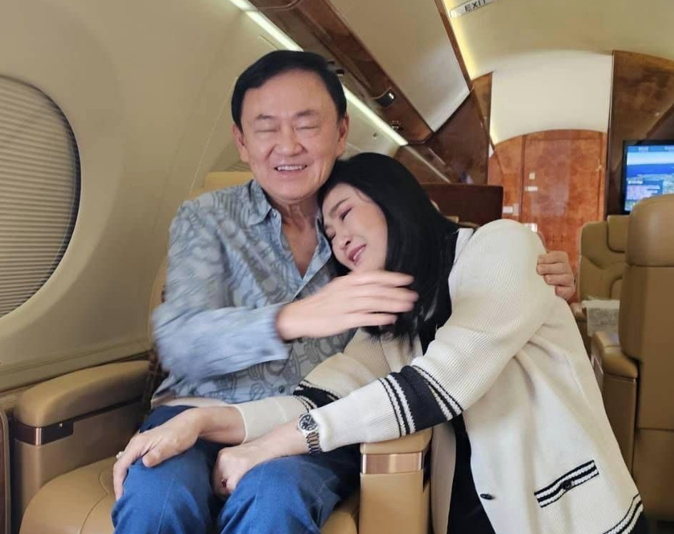 ทักษิณ : ยิ่งลักษณ์โพสต์ใจหาย “เป็นครั้งแรกไม่ได้เดินทางด้วยกัน”