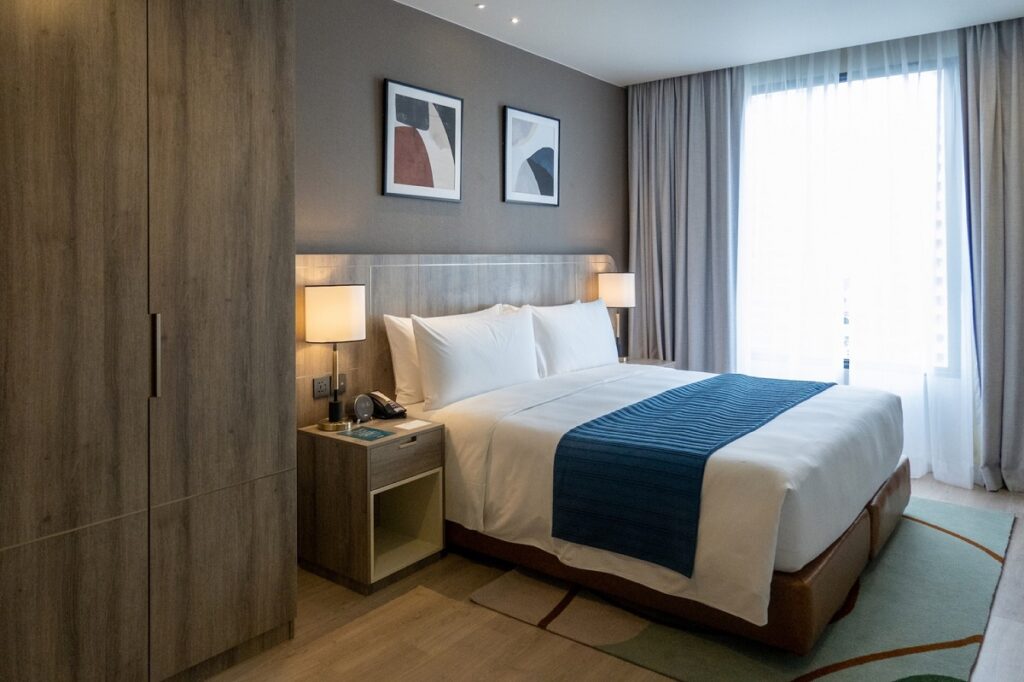สระว่ายน้ำของ Staybridge Suites Bangkok Sukhumvit ตกแต่งด้วยลายไม้ ดูโมเดิร์น