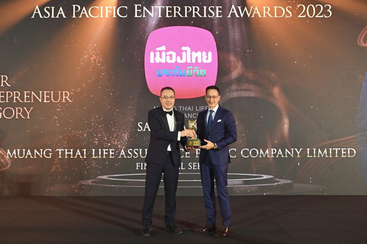  “สาระ ล่ำซำ” คว้ารางวัล “Master Entrepreneur Award”