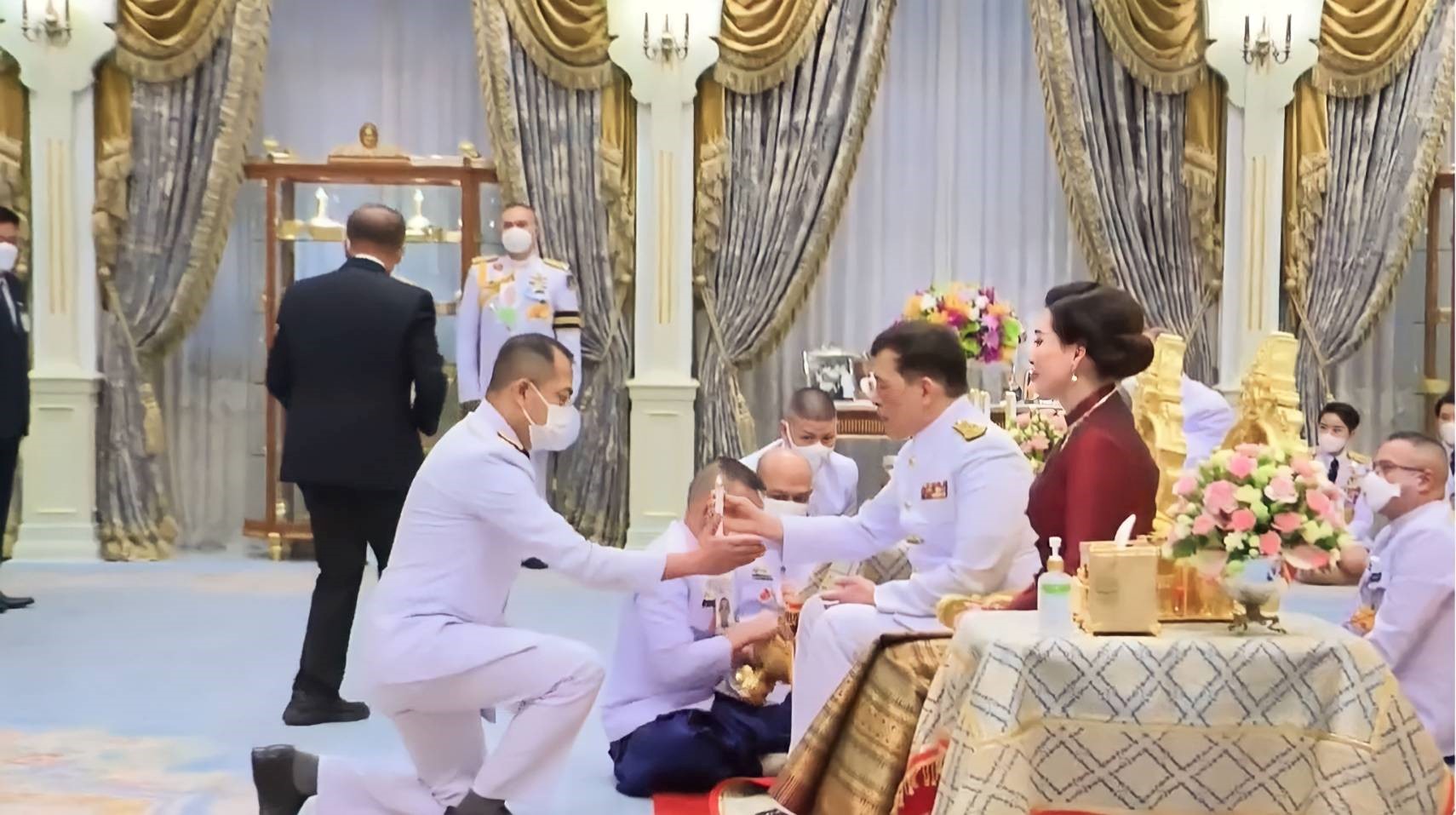 พระบาทสมเด็จพระเจ้าอยู่หัวพระราชทานโล่ประกาศเกียรติคุณให้แก่ กทท.
